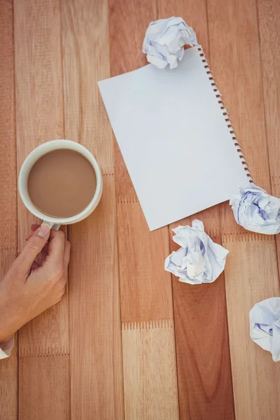 Bijgesneden afbeelding van vrouw met koffiekopje — Stockfoto