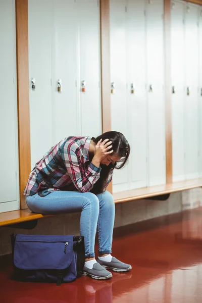 Estudante preocupado sentado com as mãos na cabeça — Fotografia de Stock