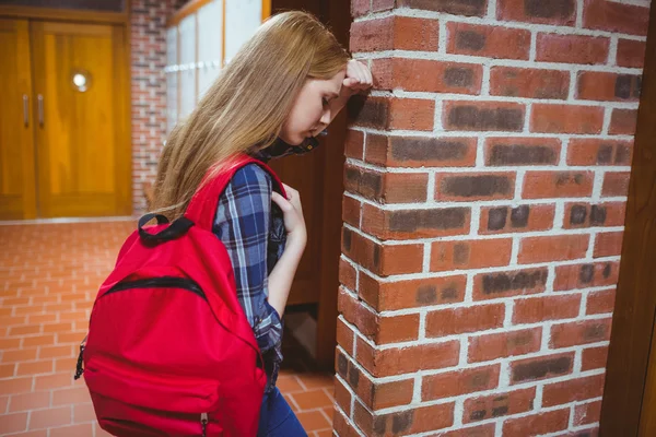 Estudiante preocupado apoyado contra la pared — Foto de Stock