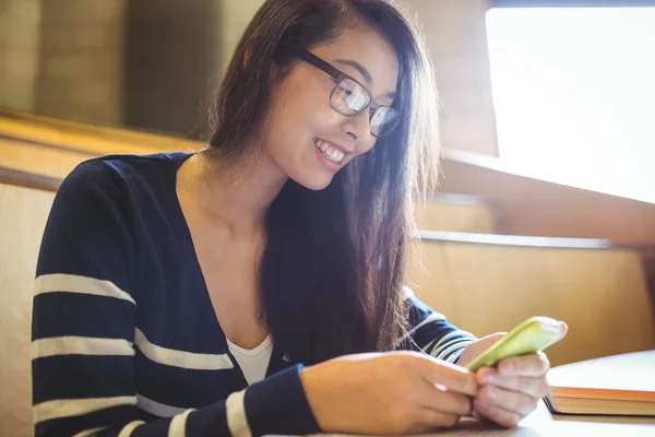 Усміхнений студент за допомогою смартфона — стокове фото