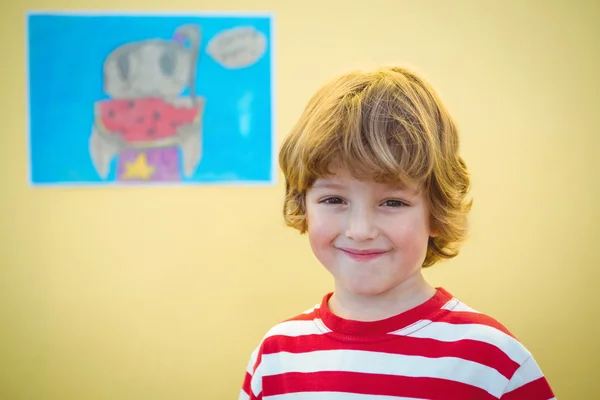 Ragazzo sorridente in piedi davanti alla fotocamera — Foto Stock