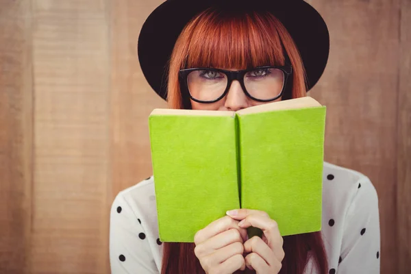 Hipster γυναίκα πίσω από ένα πράσινο βιβλίο — Φωτογραφία Αρχείου