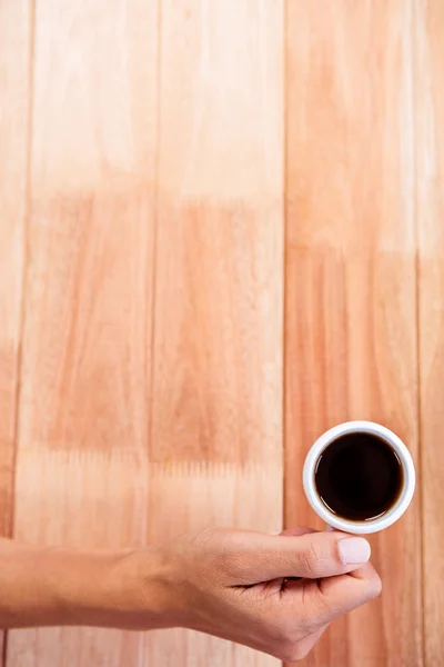 Mulher mãos segurando xícara de café — Fotografia de Stock
