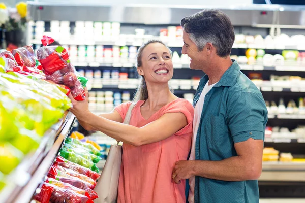 Pasangan bahagia di supermarket — Stok Foto