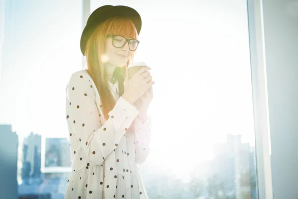 Glimlachend hipster vrouw drinken koffie — Stockfoto