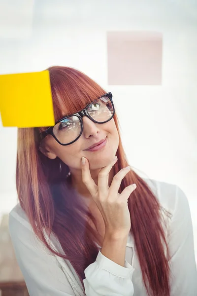 Atraente pensativo hipster mulher posando — Fotografia de Stock