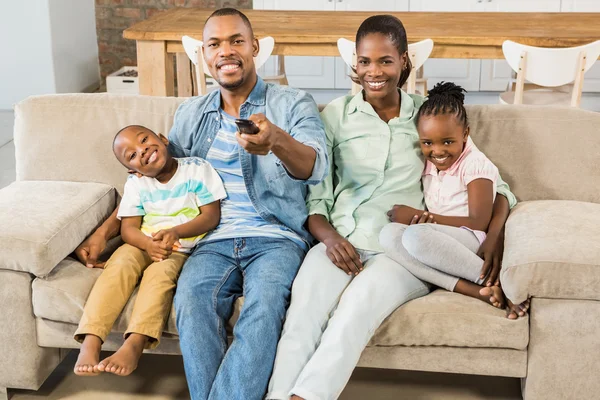 Gelukkige familie ontspannen op de Bank — Stockfoto