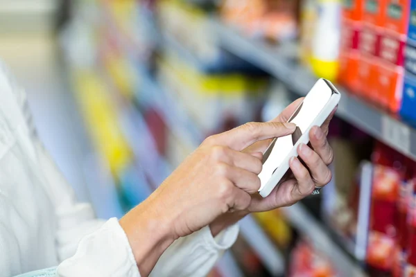 Woman hand using smartphone — Stock Photo, Image