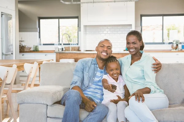 Gelukkige familie ontspannen op de Bank — Stockfoto