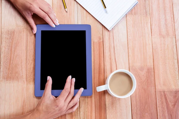 Sobrecarga de mãos femininas usando tablet — Fotografia de Stock