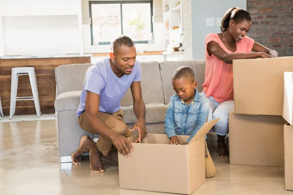 Familie packt im neuen Zuhause aus — Stockfoto