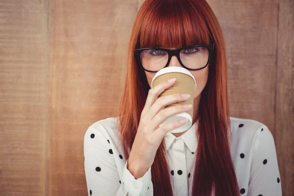 Sonriente mujer hipster bebiendo café — Foto de Stock