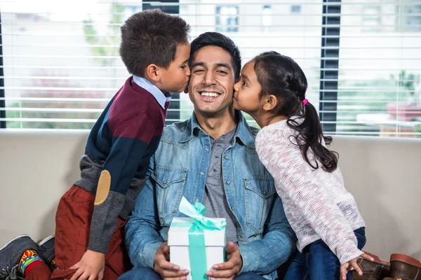 Buon padre che riceve un regalo dai suoi figli — Foto Stock