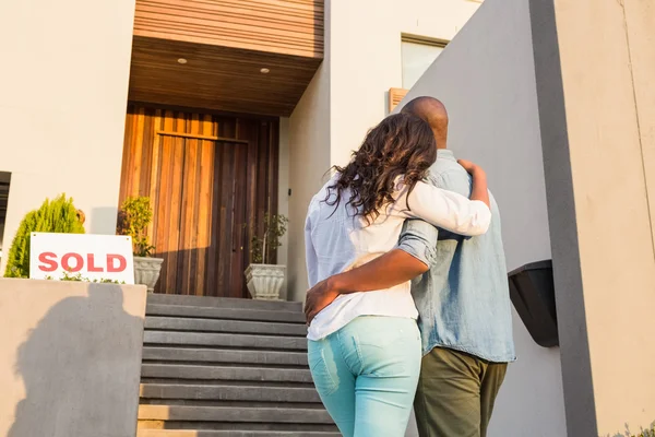 Couple with arms above after buying house — Stock Photo, Image