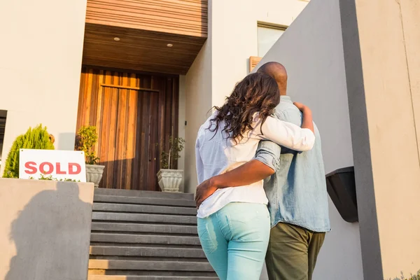 Pareja con brazos arriba después de comprar casa — Foto de Stock