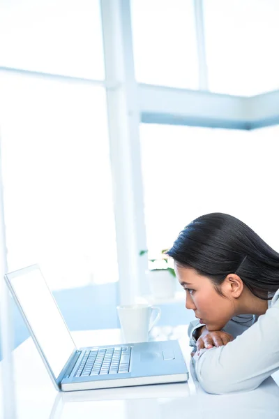 Mujer de negocios preocupada delante de su portátil — Foto de Stock