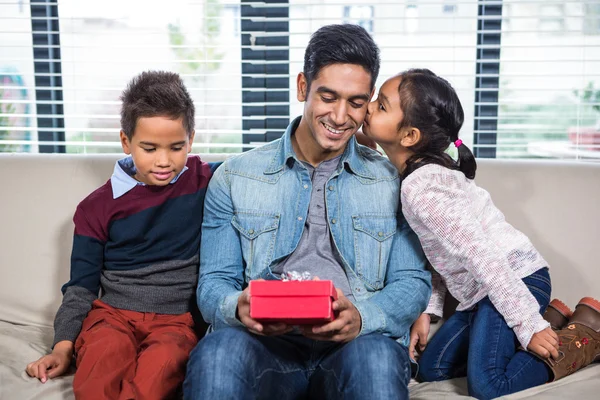 Buon padre che riceve un regalo dai suoi figli — Foto Stock