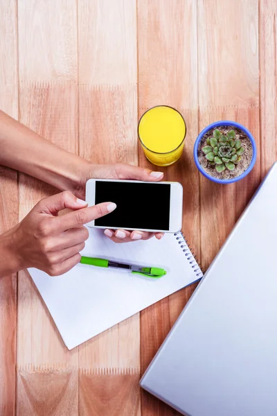 Overhead van vrouwelijke handen gebruikend smartphone — Stockfoto