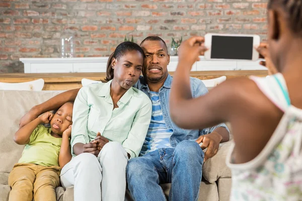 Família feliz tirando uma foto no sofá — Fotografia de Stock