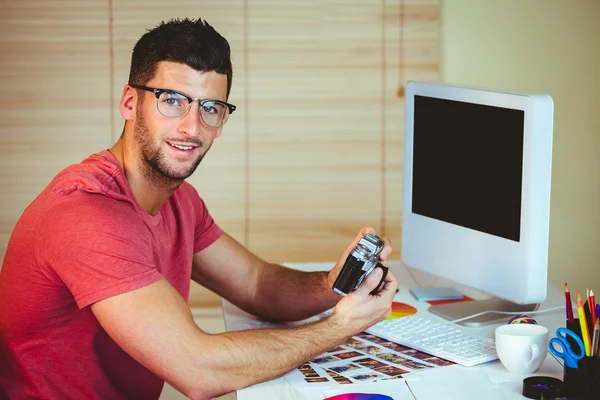 Guapo hipster trabajando en el escritorio — Foto de Stock