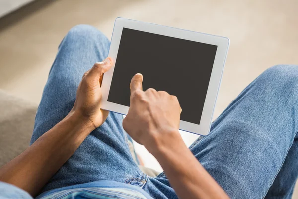 Close-up van casual man met behulp van Tablet PC — Stockfoto