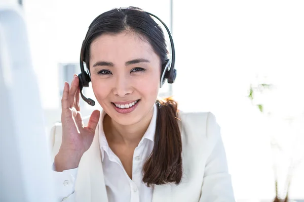 Lächelnde Geschäftsfrau mit Headset — Stockfoto