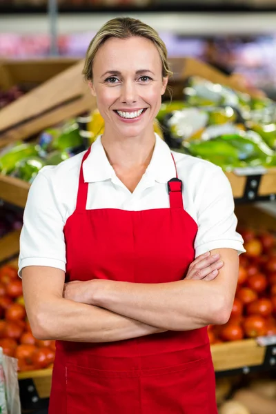 Porträtt av leende kvinna bär förkläde — Stockfoto