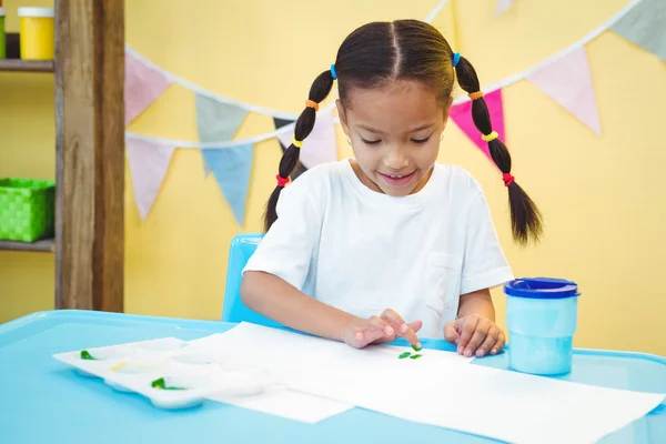 Menina usando os dedos para pintar — Fotografia de Stock