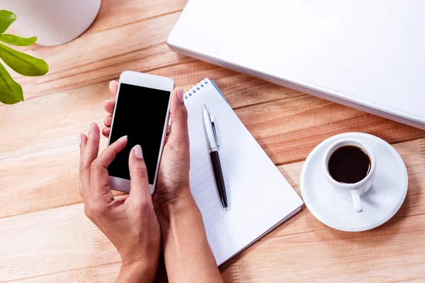 Frais généraux des mains féminines à l'aide du smartphone — Photo