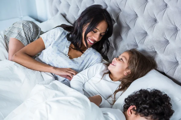 Lyckliga familjen i sängen vakna — Stockfoto