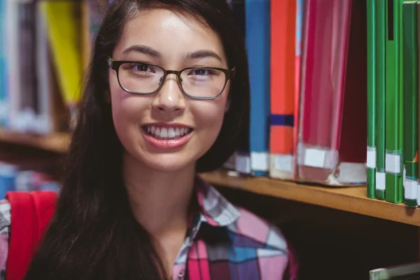 Estudiante sonriente en la biblioteca —  Fotos de Stock