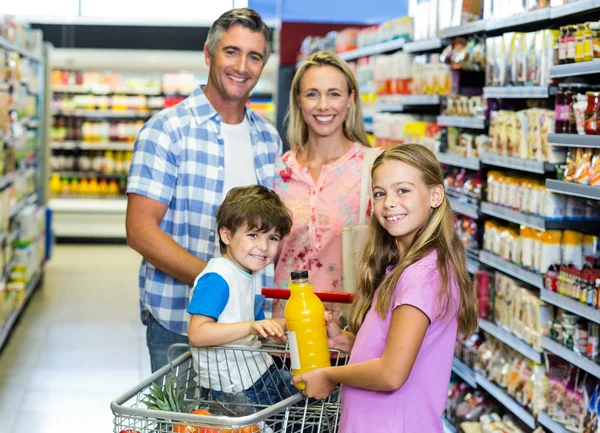 Lycklig familj i snabbköpet — Stockfoto