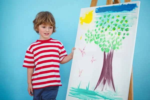 Счастливый мальчик рисует свою картину — стоковое фото