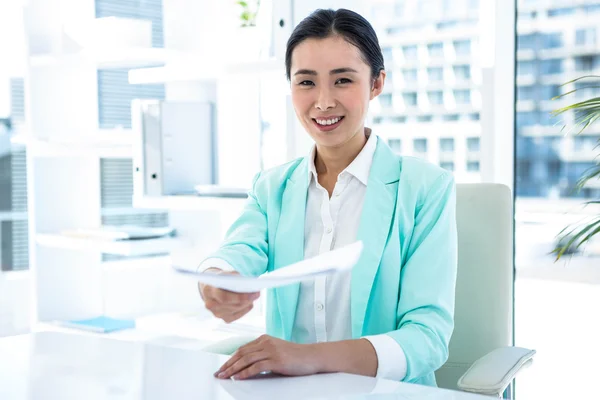 Mujer de negocios sonriente tomando notas —  Fotos de Stock