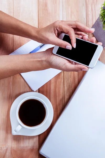 Overhead van vrouwelijke handen gebruikend smartphone — Stockfoto