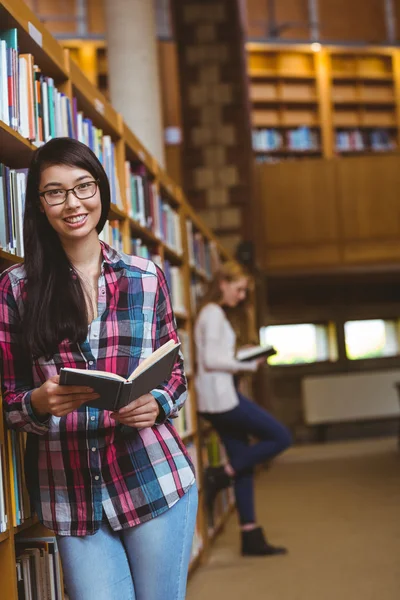 Studente sorridente appoggiato — Foto Stock