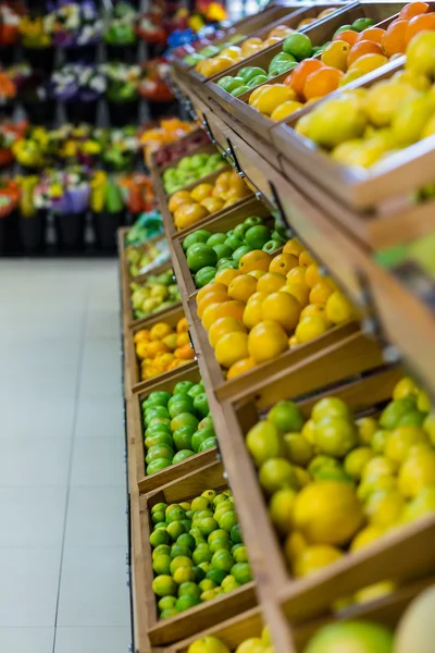 Jablka v obchodě s potravinami — Stock fotografie