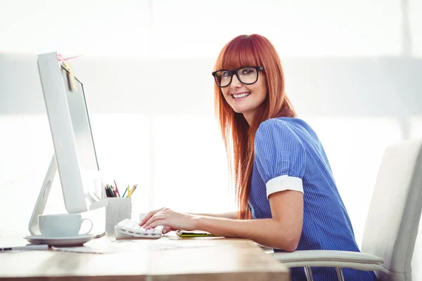 Lächelnde Hipster-Frau tippt auf Tastatur — Stockfoto