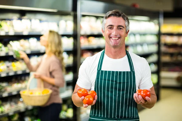 Travailleur souriant exploitant des légumes — Photo