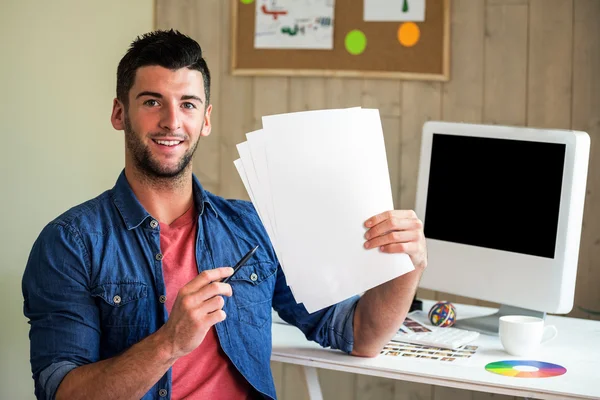 Knappe hipster werken bij receptie — Stockfoto