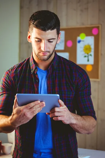 Bonito hipster usando seu tablet pc — Fotografia de Stock