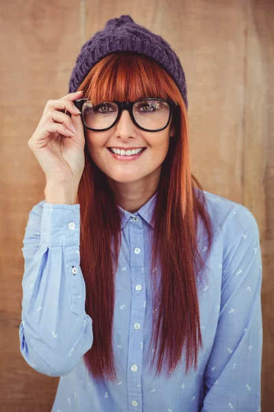 Kameraya bakarak gülümseyen hipster kadın — Stok fotoğraf