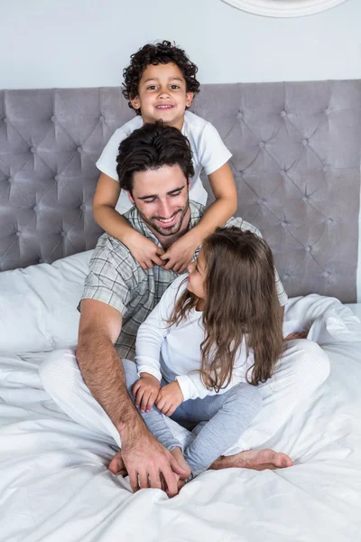 Famiglia felice sul letto — Foto Stock
