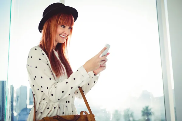 Χαμογελώντας hipster γυναίκα γραπτών μηνυμάτων με smartphone — Φωτογραφία Αρχείου