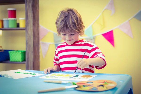 Criança pintando um belo quadro — Fotografia de Stock