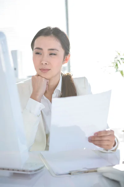 Lächelnde Geschäftsfrau mit Computer — Stockfoto