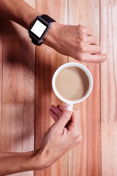 スマート コントロールとコーヒーで女性の手 — ストック写真