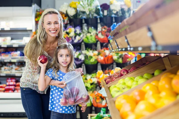 Giovane madre con sua figlia — Foto Stock