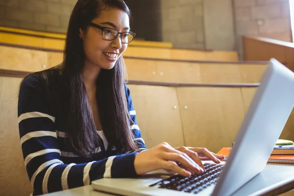 Lachende student met behulp van laptop — Stockfoto