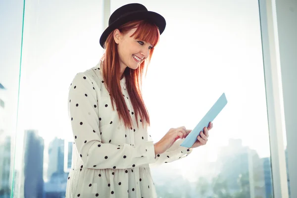 Gülümseyen hipster kadın onun tablet kullanma — Stok fotoğraf